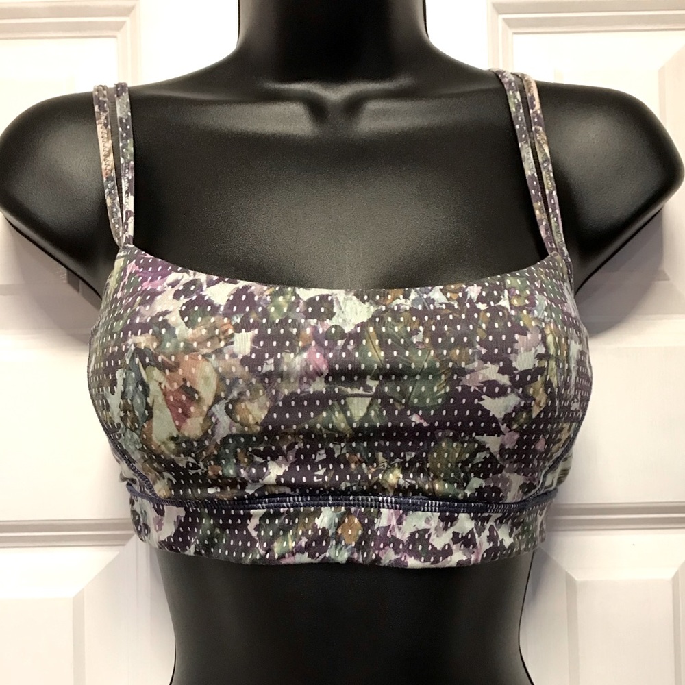 Lululemon Straight Up Sports Bra ( Size 4) Padded bra, pads included